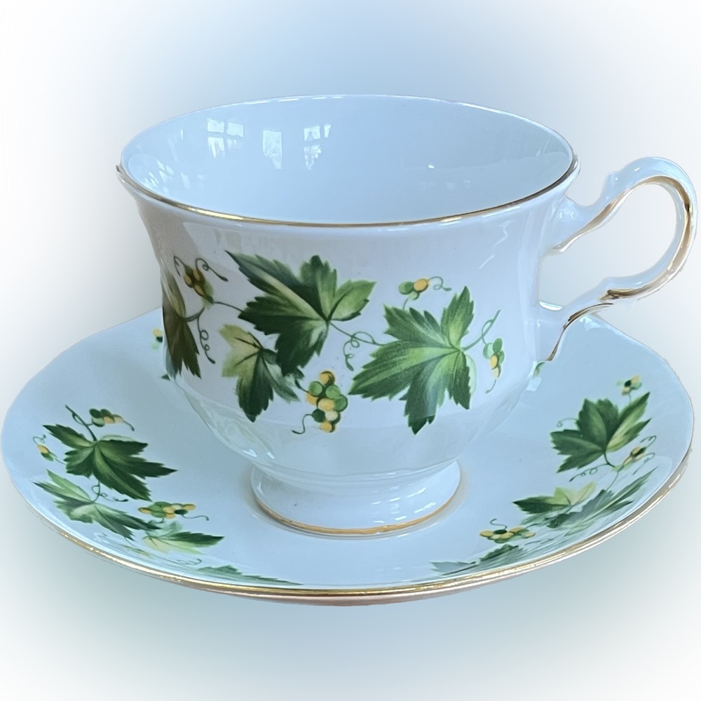 🎈2/$30 - QUEEN ANNE “Green Ivy” No. 8640 Teacup and Saucer Set.